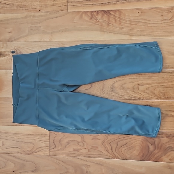 Lululemon Train Times Crop (17"), Size 6 - Picture 4 of 12